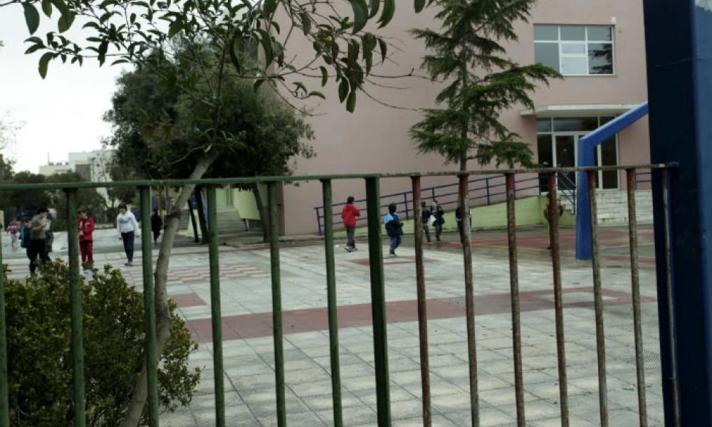 Ξεδιάντροποι: Μπροστά σε 10χρονο έκαναν σεξ στην αυλή σχολίου!